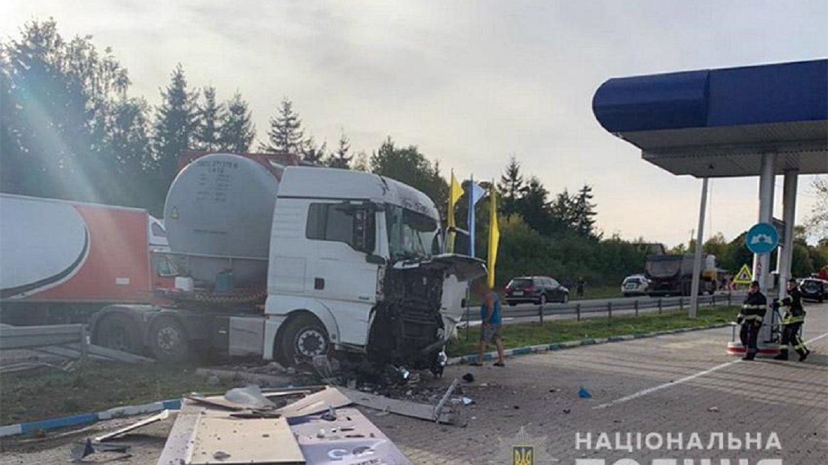 ДТП на Хмельниччині: зіткнулися вантажівка та легковик, постраждало троє дітей