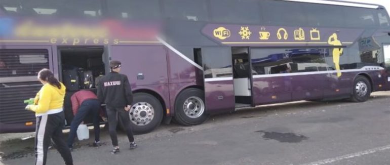 Застрягли на україно-угорському кордоні на Закарпатті: понад 600 громадян Молдови у 12 автобусах стоять у черзі, в чому причина