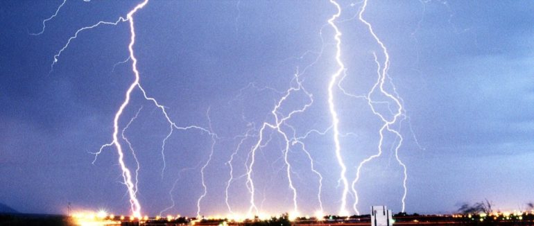 У Швейцарії блискавка під час матчу влучила у футбольне поле: постраждало 14 дітей