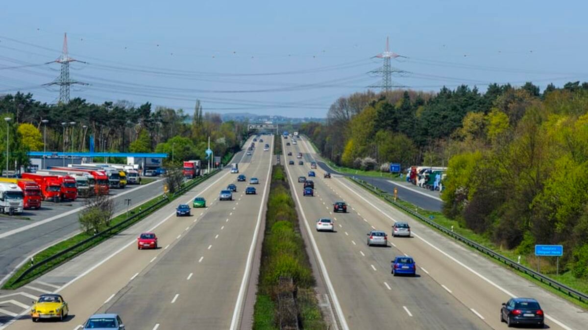 Незвичайні правила дорожнього руху у різних куточках світу, які варто взяти до уваги