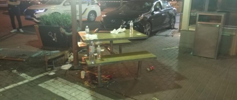 Випадково натис педаль газу: аварія у Києві, постраждало двоє людей