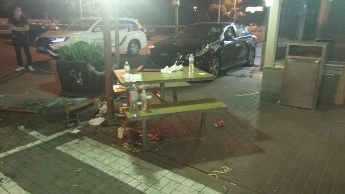 Випадково натис педаль газу: аварія у Києві, постраждало двоє людей