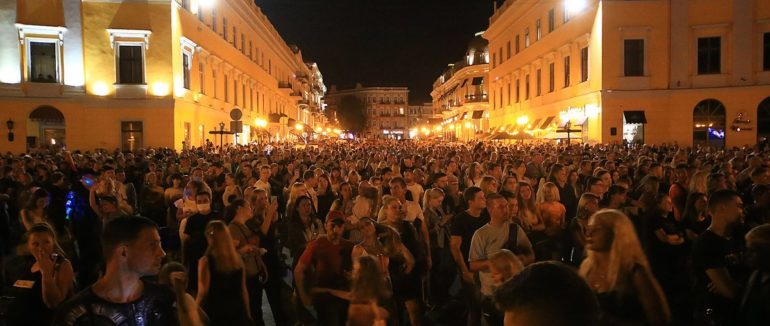 Багатотисячне святкування Дня міста в Одесі під час пандемії: якими можуть бути наслідки