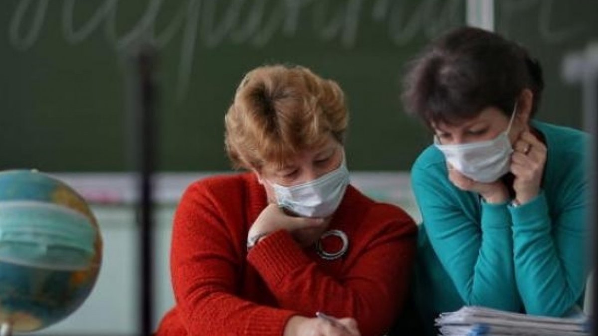 Страхування вчителів-пенсіонерів та дітей від коронавірусу: чого очікувати закарпатцям