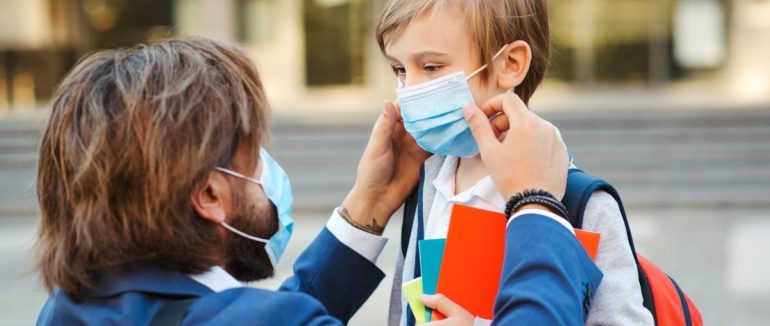 Маски для школярів: якими вони повинні бути і скільки їх насправді треба
