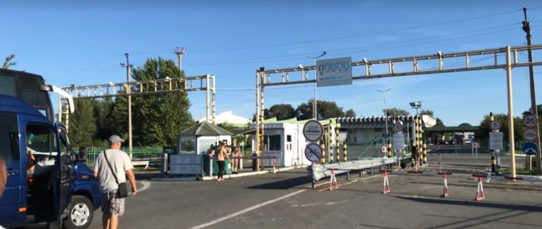 На пункті пропуску “Тиса” майже дві сотні машин: водії розповідають, як довго вони стоять та які умови