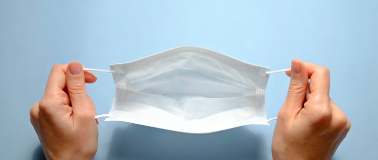 Курйоз дня: в Бразилії створили соціальну рекламу аби показати який вигляд мали б люди, якби правильно було носити маску на підборідді