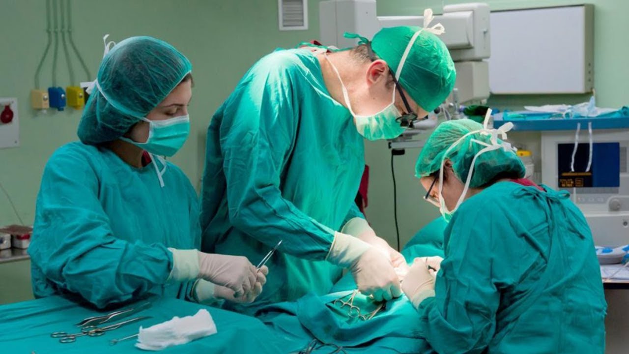 У Львові провели унікальну операцію хлопчику з рідкісним захворюванням гортані