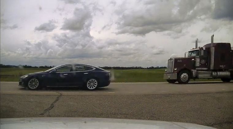 Tesla утікач: у Канаді автопілот Tesla намагався втекти від поліції - водій та пасажир спали