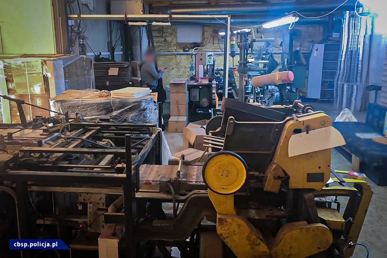 У Польщі виявили нелегальну фабрику сигарет: під варту взяли 12 українців
