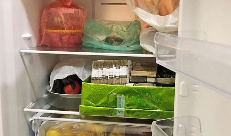 Поруч з лимонами: СБУ знайшла 1,2 млн грн у холодильнику керівників Укрзалізниці