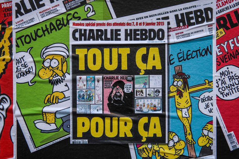 «Ми не здамося». У Франції почався суд у справі про напад на Charlie Hebdo: що потрібно знати і чому це унікальна подія