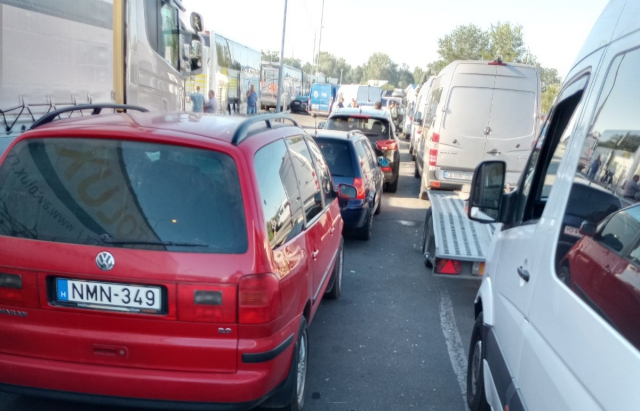 На Закарпатті збільшуються черги на кордоні: вже більше 400 машин