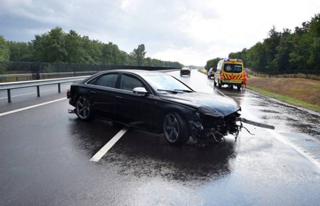 На угорському автобані М3 автівка врізалася у відбійник