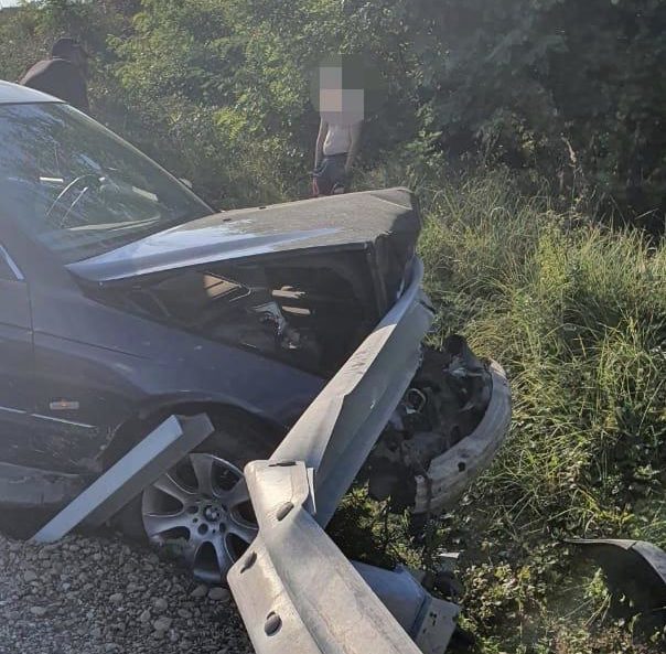 П’яна ДТП на Закарпатті: водій врізався у відбійник