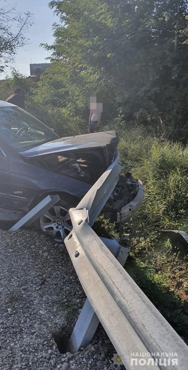 П`яна ДТП на Закарпатті: водій врізався у відбійник