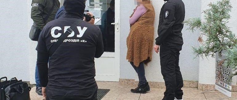 15 тисяч гривень хабара: СБУ викрило корупційну схему чиновниці Державної міграційної служби Закарпаття