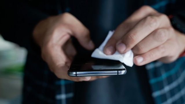 Нове дослідження: коронавірус може зберігатися до 28 днів на телефонах і банкнотах