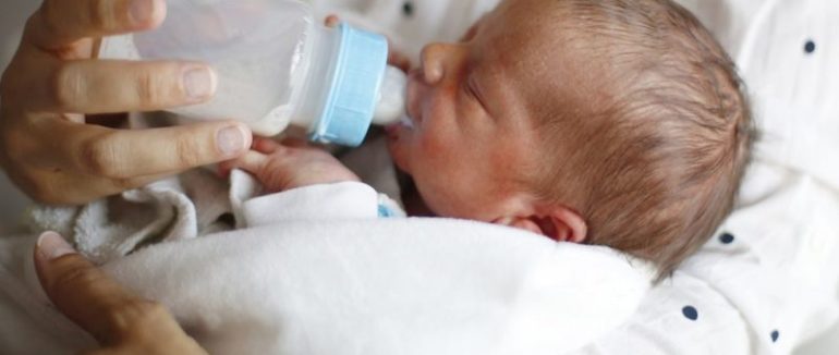 Небезпека для малюків: у дитячому молоці з пляшечок є мільйони мікрочастинок пластику