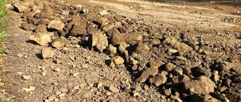 Латання глиною: на Іршавщині дорогу ремонтують за “новітніми” технологіями