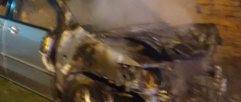 Авто спалахнуло як сірник: нічний підпал у Виноградові. Інцидент зафіксували камери спостереження