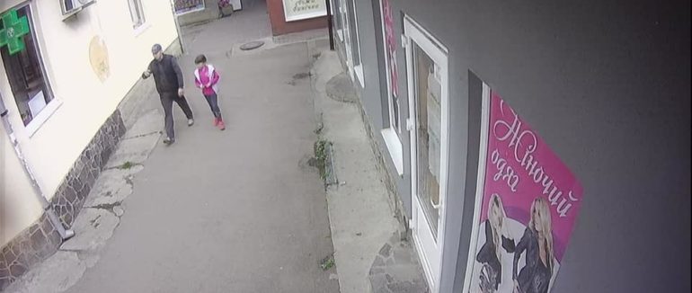 Вкрав всі гроші з каси: у Мукачеві чоловік обікрав магазин на Логойдівському базарі