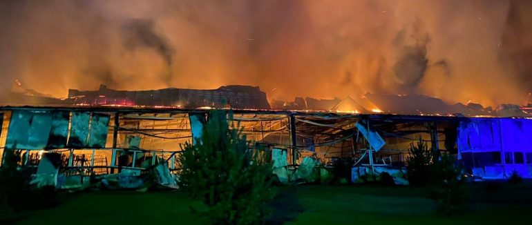 Масштабна пожежа у Мукачеві: горів найбільший цех лижної фабрики