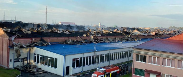 Масштабна пожежа на лижній фабриці у Мукачеві: адміністрація прокоментувала резонансний випадок