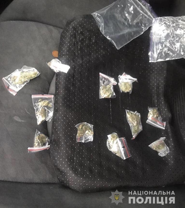 11 зіп-пакетів з марихуаною: у Мукачеві затримали 25-річного збувача наркотиків