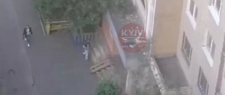 Трагедія у Києві: дівчина випала з балкона багатоповерхівки