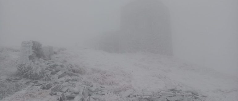 Карпати у снігу: вражаючі кадри засніженої гори Піп Іван