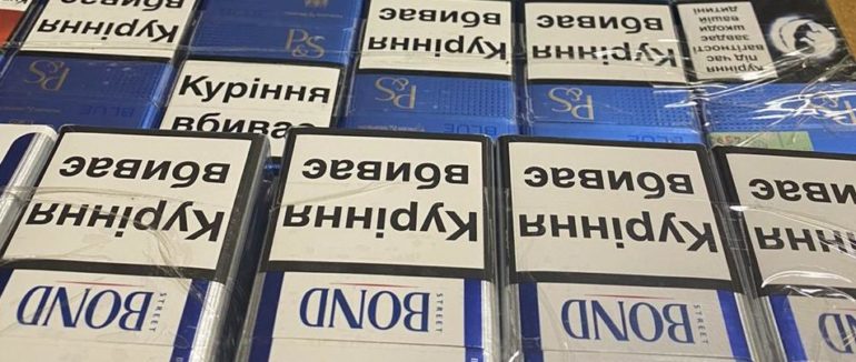 На Закарпатті в українця конфіскували мікроавтобус: чоловік перевозив 204 пачки цигарок