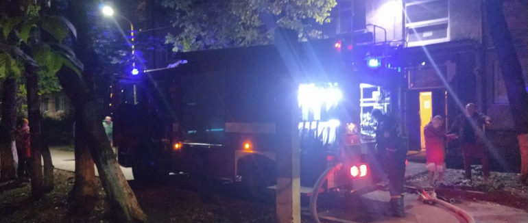 Пожежа в багатоповерхівці: вночі в Ужгороді горіла квартира
