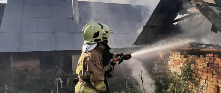 Пожежа на Виноградівщині: горіла надвірна споруда 55-річної господарки