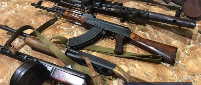 Незаконне утримування та фізичне насильство в Ужгороді. В домі підозрюваного знайдемо купу зброї та наркотиків