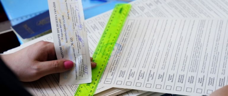 Видала бюлетені без жодного документу: членкиня ДВК на Тячівщині порушила виборче законодавство