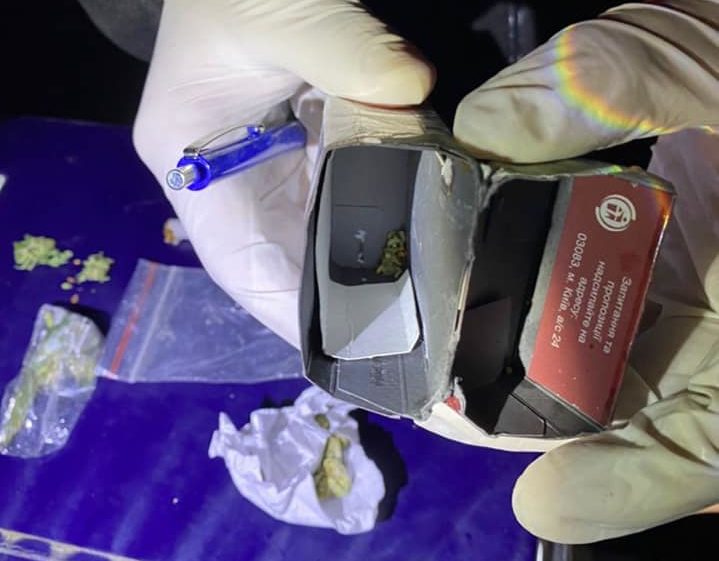 Наркотичну речовину у пачці з під сигарет виявили патрульні в Ужгороді