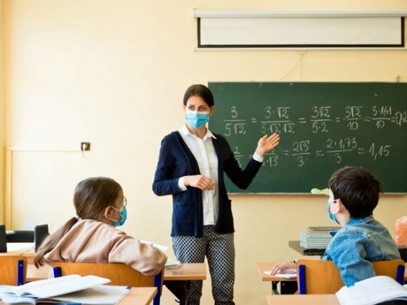 Зарплату вчителям підніматимуть у два етапи