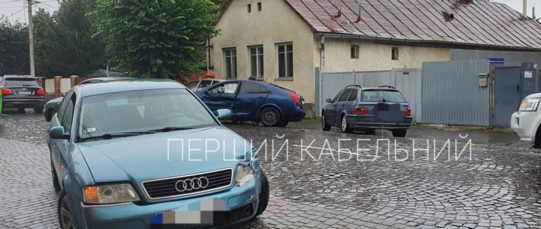 Аварія на одній з центральних вулиць Мукачева: зіштовхнулися дві автівки