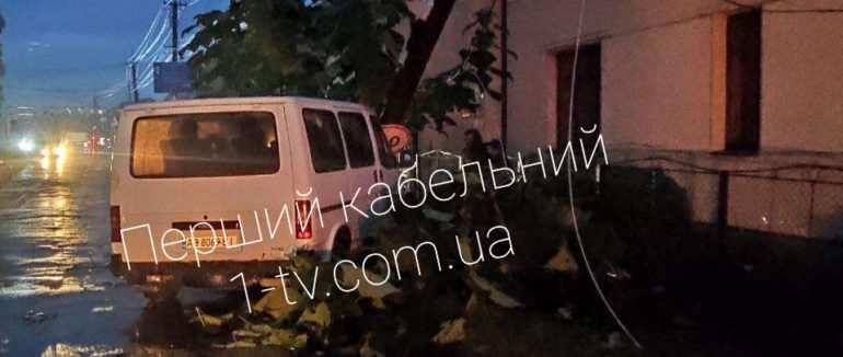 ДТП у Мукачеві: біля Пивзаводу мікроавтобус зніс електричну опору