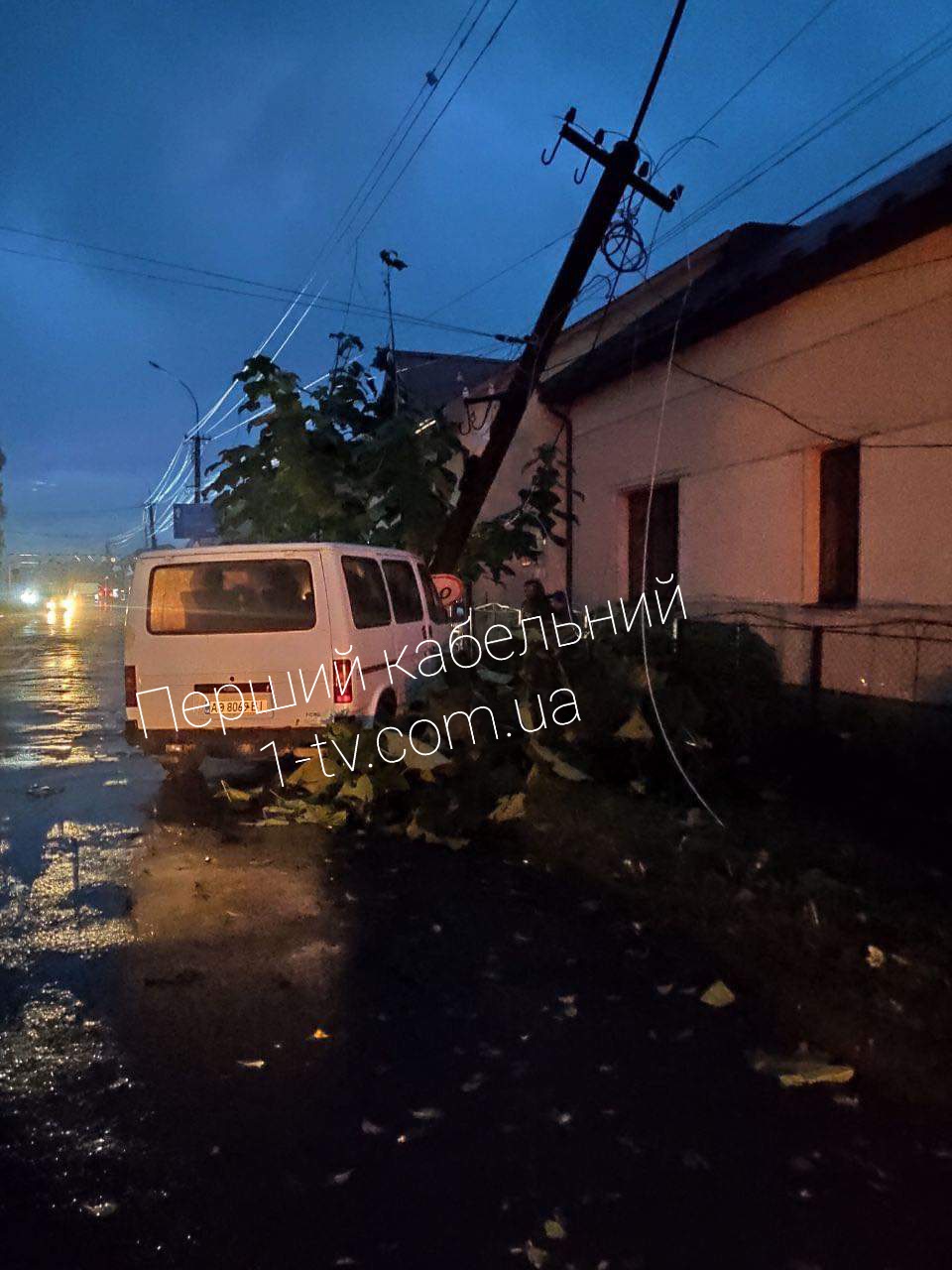 ДТП у Мукачеві: біля Пивзаводу мікроавтобус зніс електричну опору