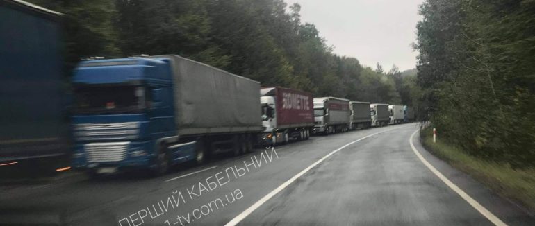 Більше трьох кілометрів: на Закарпатті на україно-словацькому кордоні великі черги з вантажівок