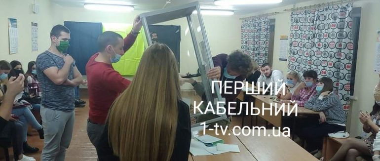 Дільниці закриті: в Ужгороді триває підрахунок голосів