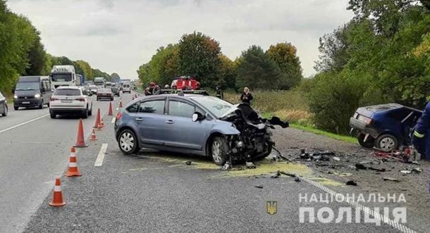 Смертельна аварія на трасі Київ-Чоп: під Львовом зіткнулося чотири авто. Троє людей загинуло
