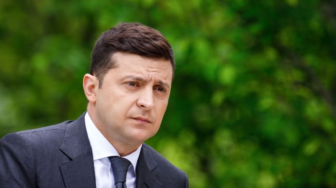 Лише українською: Верховний суд зобов`язав Зеленського говорити державною мовою під час виконання обов`язків президента