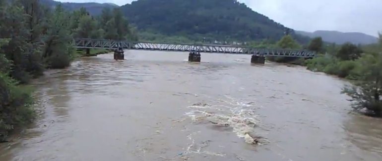 На Закарпатті фіксують підняття рівня води у річках