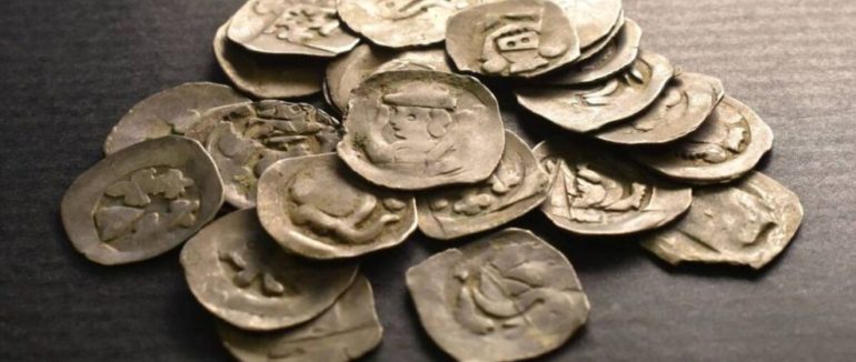 У сусідній Словаччині турист під деревом знайшов скарб срібних монет