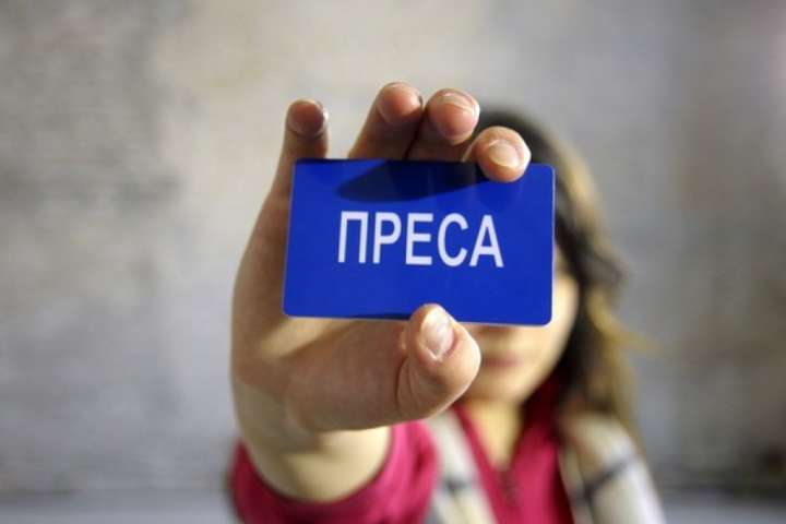 Знімала фільм про утиски свободи слова: на Київщині поліцейські напали на журналістку