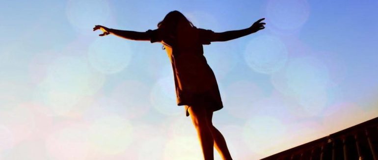 Диво порятунок: у Києві патрульний на льоту спіймав жінку, що стрибала з 15 поверху