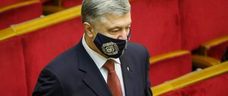 Порошенко госпіталізований з двосторонньою пневмонією: політик бореться з коронавірусом